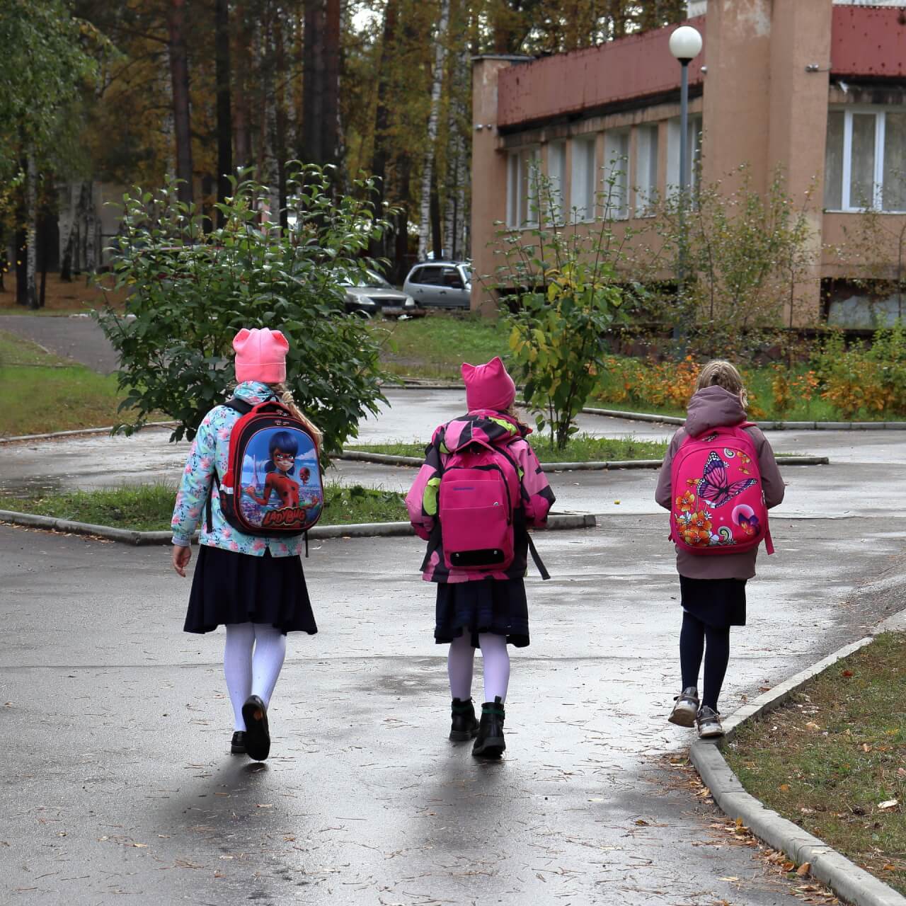 Школа ходьбы. Девочка шагает в школу.